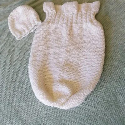 Cocon de naissance ou Emmaillotage tricoté main blanc 